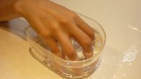 ３．甘皮にキューティクルリムーバー（角質軟化剤）を馴染ませ、ぬるま湯につけてふやかします。